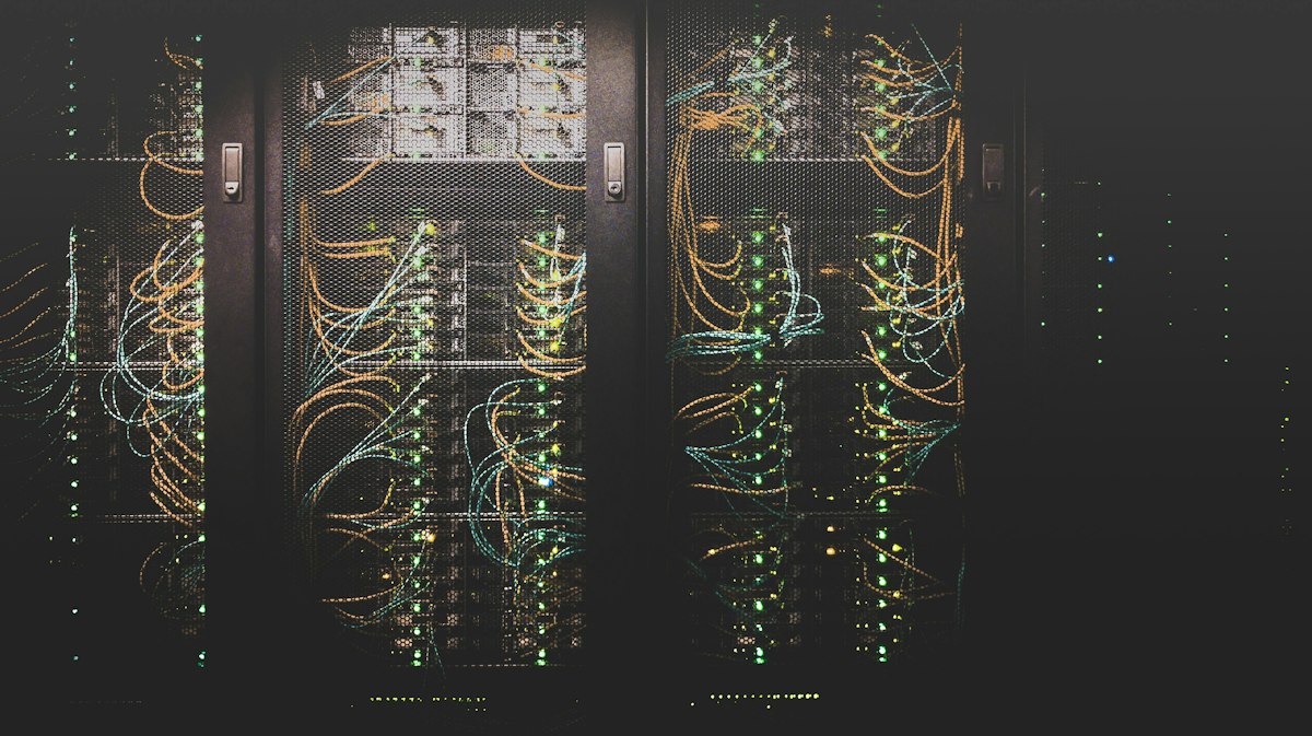 Serverracks in einem Rechenzentrum — Metapher für strukturierte alternative Datenpipelines