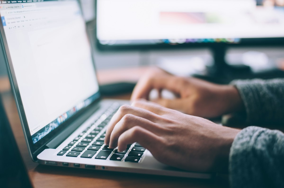 Arbeitsplatz mit Laptop — symbolisch für eigenständiges Lernen